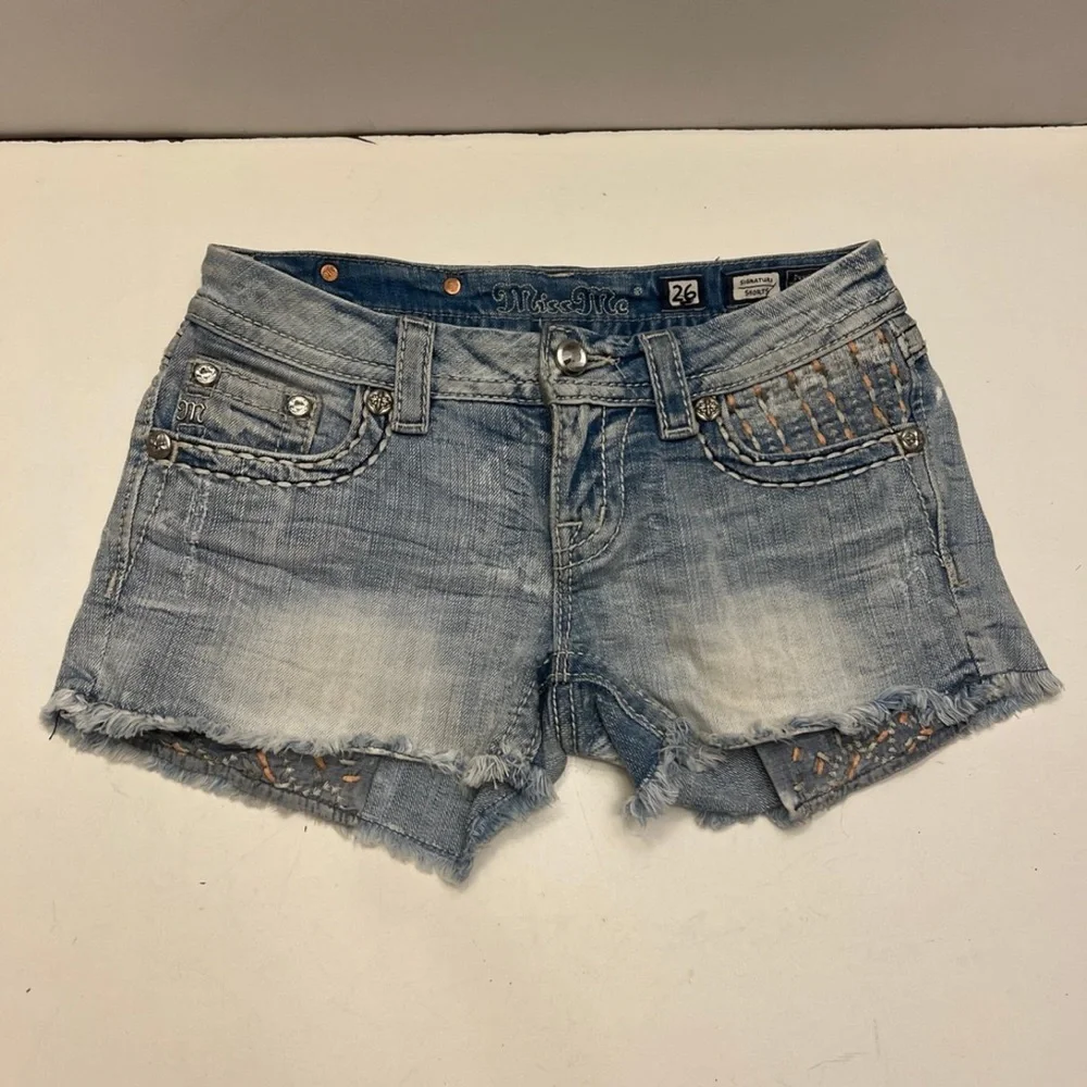 Miss Me Light Wash Distressed Peekaboo Boho Jean Signature Shorts Women’… - Picture 1 of 6